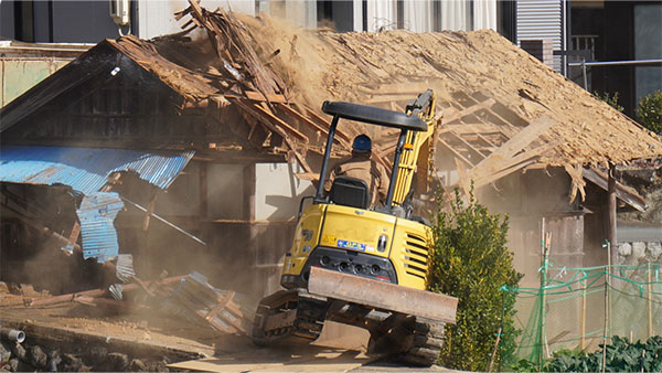 空き家を解体している画像